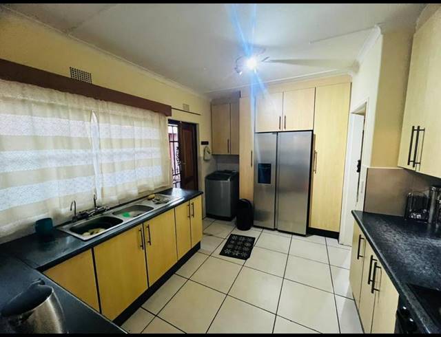 5 BEDROOM HOUSE FOR SALE IN VAN RIEBEECK PARK